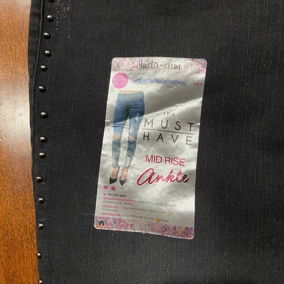 Almost Famous Must Have Mid Rise Black Denim Stretch Jeans Women's Size 11 x 28 - Picture 8 of 11